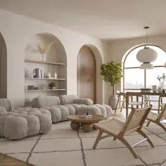 Miękka sofa w kolorze kremowym i plecione krzesła tworzą przytulną przestrzeń.