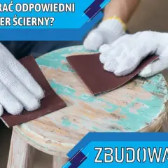 Ręce w białych rękawiczkach szlifują drewniany stołek papierem ściernym. Dowiedz się, jaki papier ścierny do drewna przed malowaniem będzie najlepszy.
