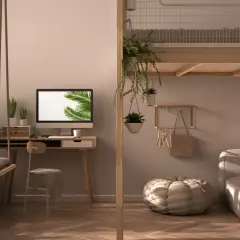 Przytulna **antresola w domu** z huśtawką, biurkiem i sofą. Wnętrze pełne zieleni i naturalnego światła.
