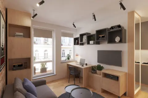 Przytulny salon w bloku z kącikiem do pracy przy oknie, wygodną kanapą i półkami na książki.