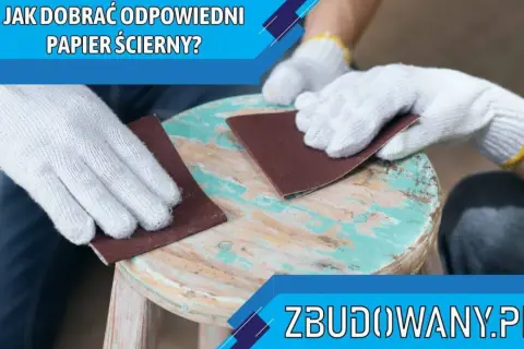 Ręce w białych rękawiczkach szlifują drewniany stołek papierem ściernym. Dowiedz się, jaki papier ścierny do drewna przed malowaniem będzie najlepszy.