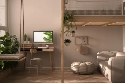 Przytulna **antresola w domu** z huśtawką, biurkiem i sofą. Wnętrze pełne zieleni i naturalnego światła.