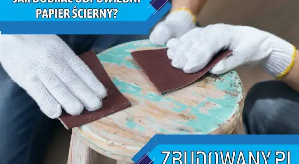 Ręce w białych rękawiczkach szlifują drewniany stołek papierem ściernym. Dowiedz się, jaki papier ścierny do drewna przed malowaniem będzie najlepszy.