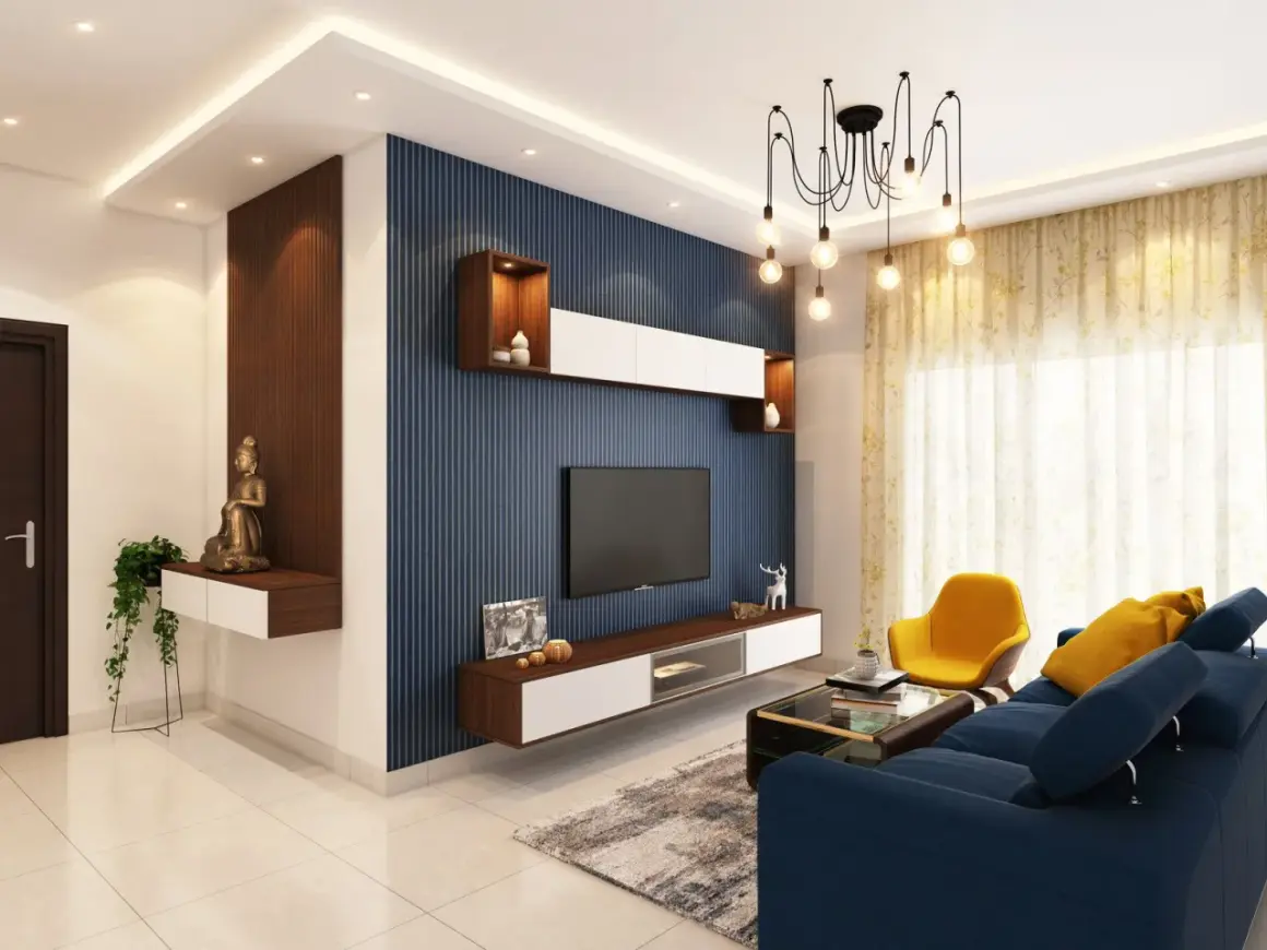 Nowoczesne aranżacje małego salonu: niebieska ściana z TV, złota musztardowa sofa, żółty fotel i drewniane akcenty.