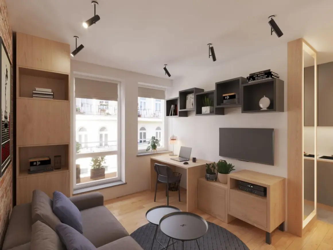 Przytulny salon w bloku z kącikiem do pracy przy oknie, wygodną kanapą i półkami na książki.