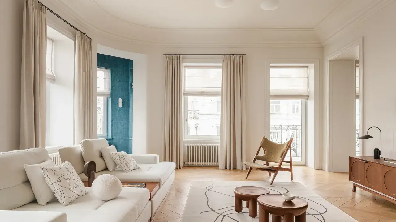 Jasne, oto propozycja:

Nowoczesne mieszkanie w kamienicy, inspiracje: kremowa sofa, designerski fotel, drewniane meble i turkusowa ściana tworzą przytulną przestrzeń.