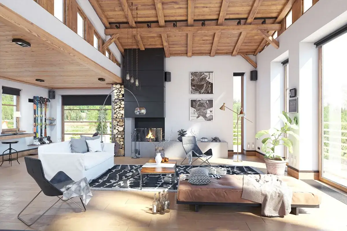 Przytulny salon w stylu country z kominkiem, drewnianym sufitem i widokiem na las.
