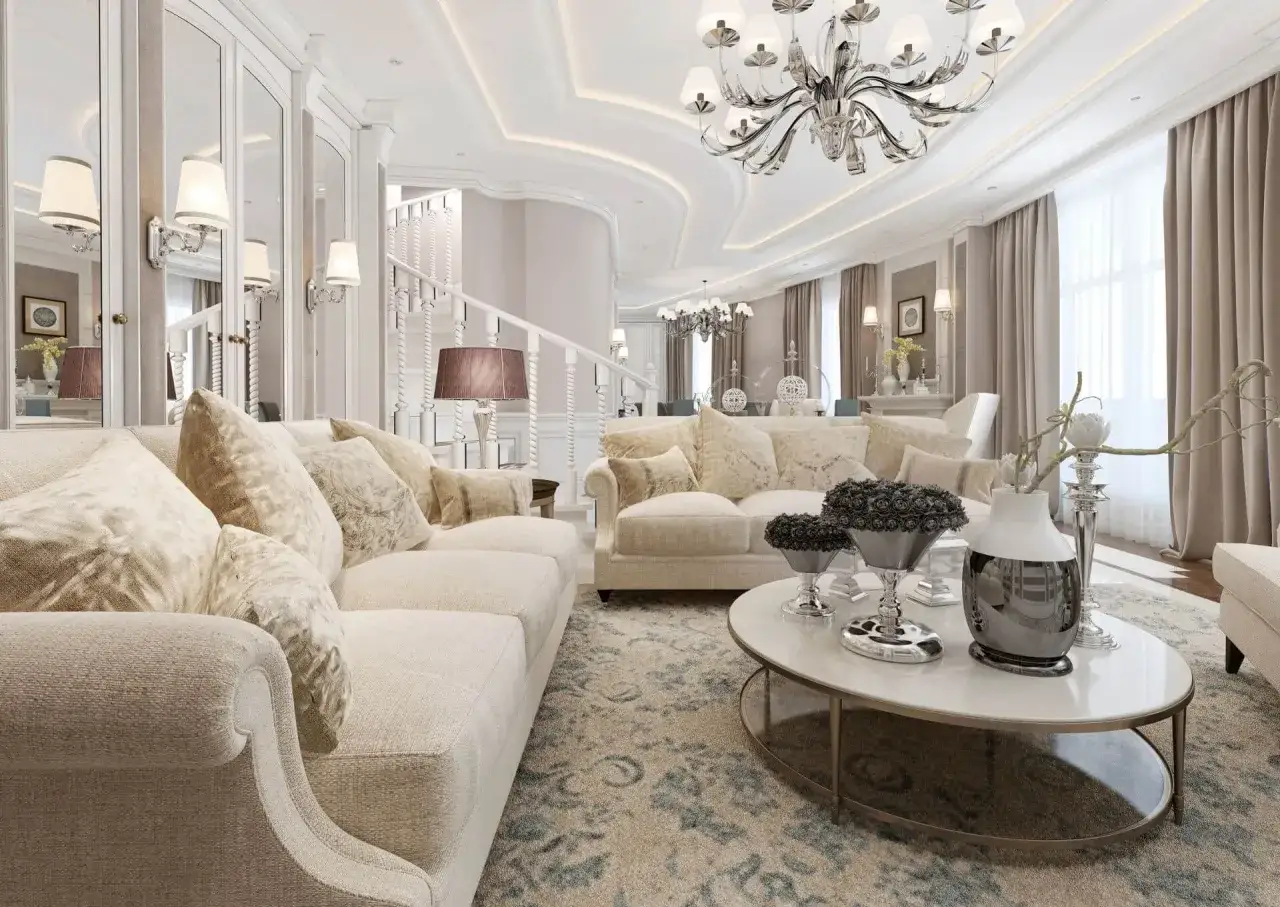 Przytulny salon glamour z jasnymi sofami, ozdobnym dywanem i eleganckim żyrandolem.