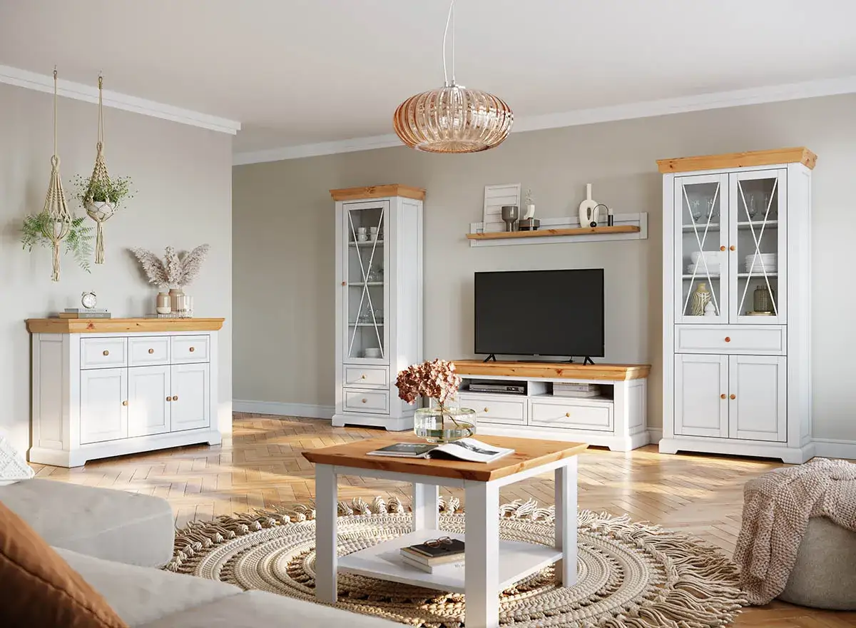Salon w stylu retro inspiracje: białe meble z drewnianymi blatami, makramy, dywan boho i ciepłe oświetlenie tworzą przytulną atmosferę.