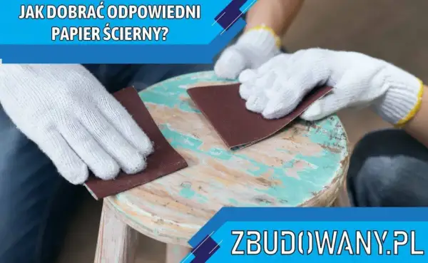 Ręce w białych rękawiczkach szlifują drewniany stołek papierem ściernym. Dowiedz się, jaki papier ścierny do drewna przed malowaniem będzie najlepszy.